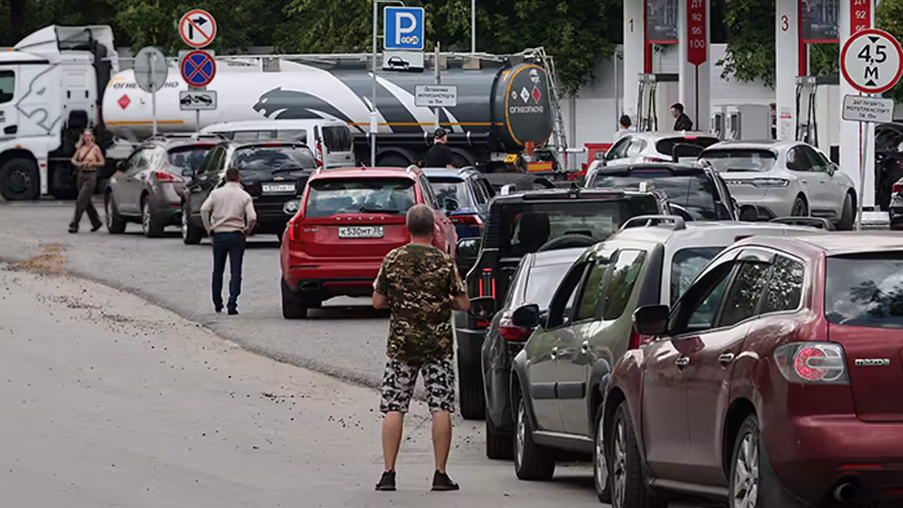 В Волгоградской области очереди за бензином длятся до 15 часов