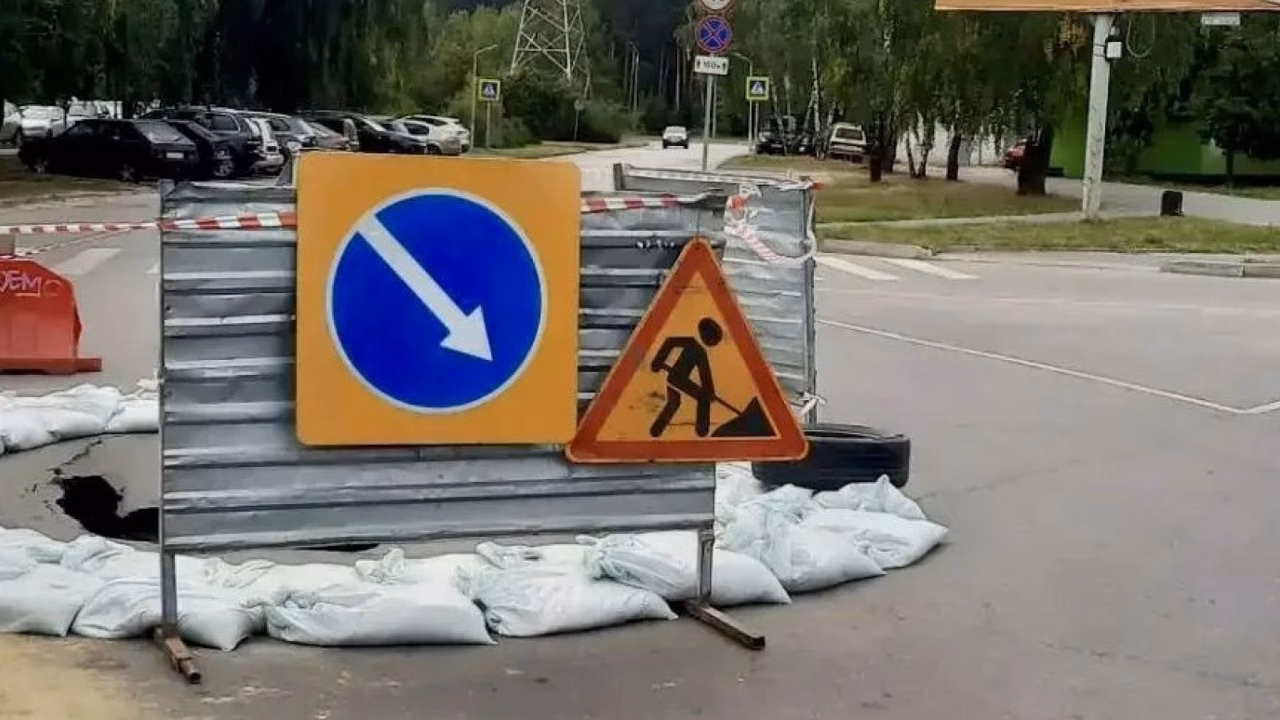 На проспекте Мира в Заречном провалился асфальт