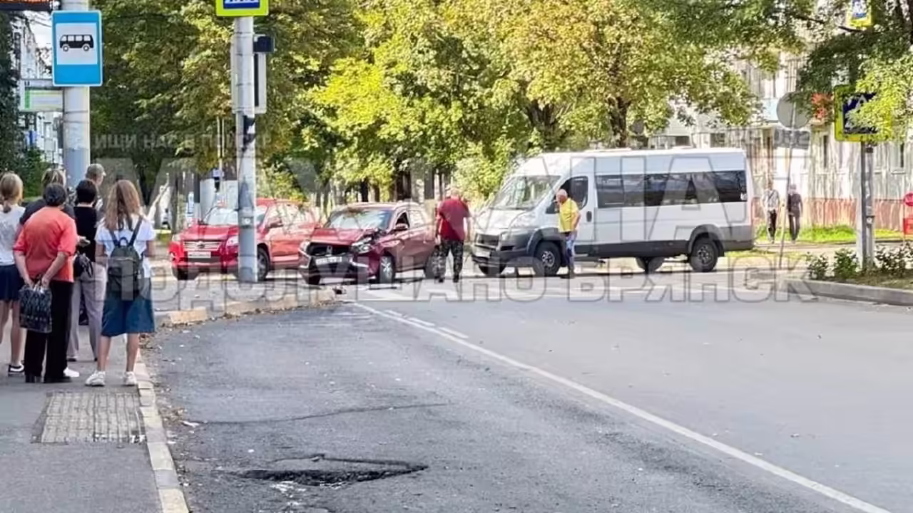 Маршрутка протаранила иномарку в Володарском районе Брянска