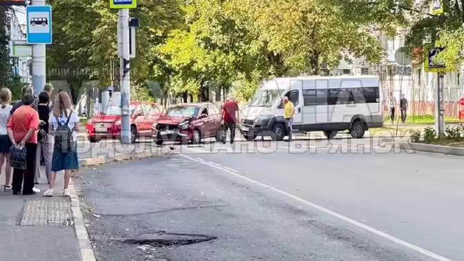Маршрутка протаранила иномарку в Володарском районе Брянска