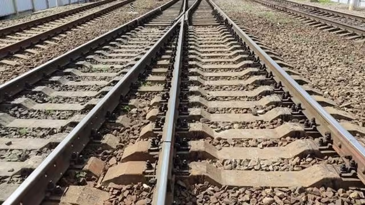 Ехавший в Новороссийск пассажирский поезд столкнулся с комбайном