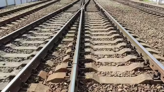 Ехавший в Новороссийск пассажирский поезд столкнулся с комбайном