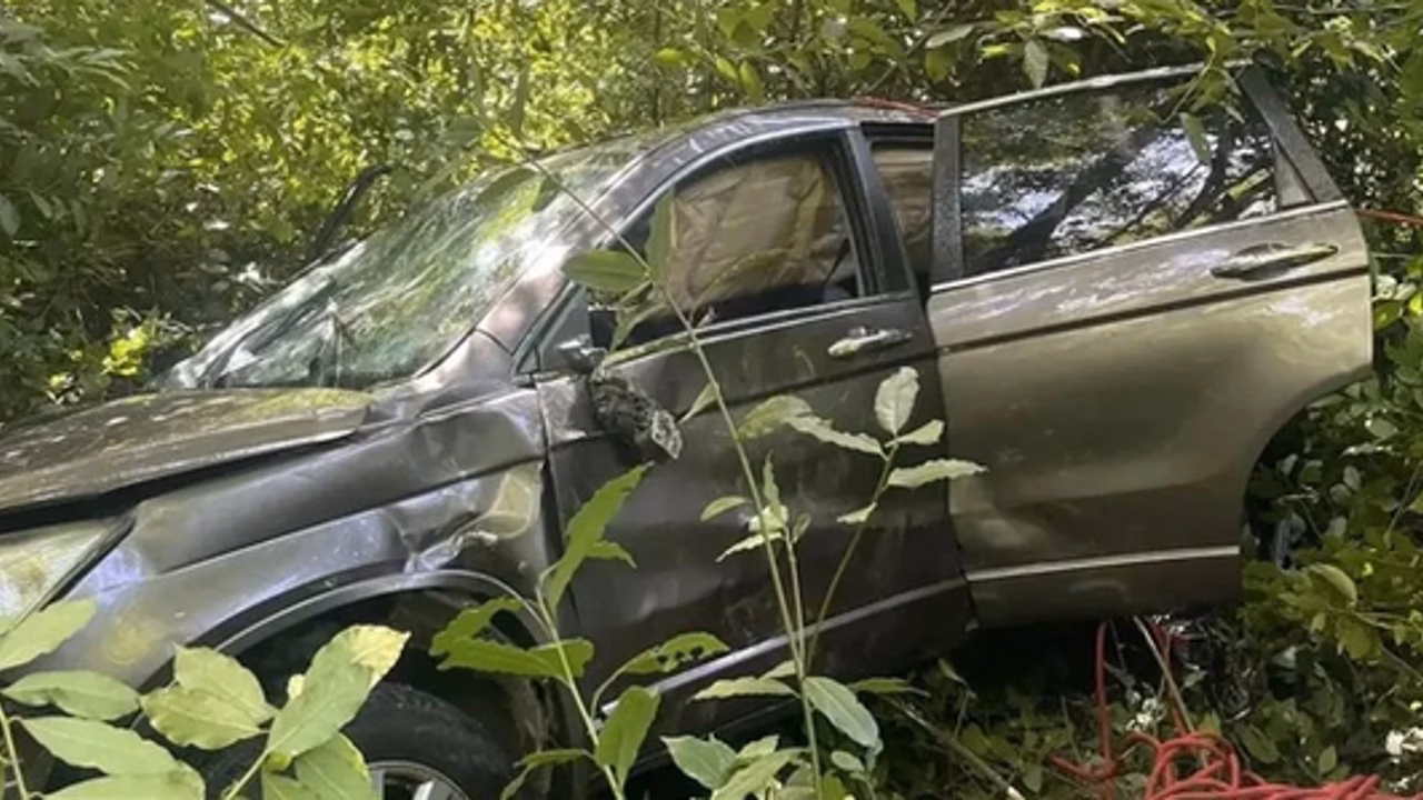 В Сочи автомобиль вылетел с трассы и завис над обрывом
