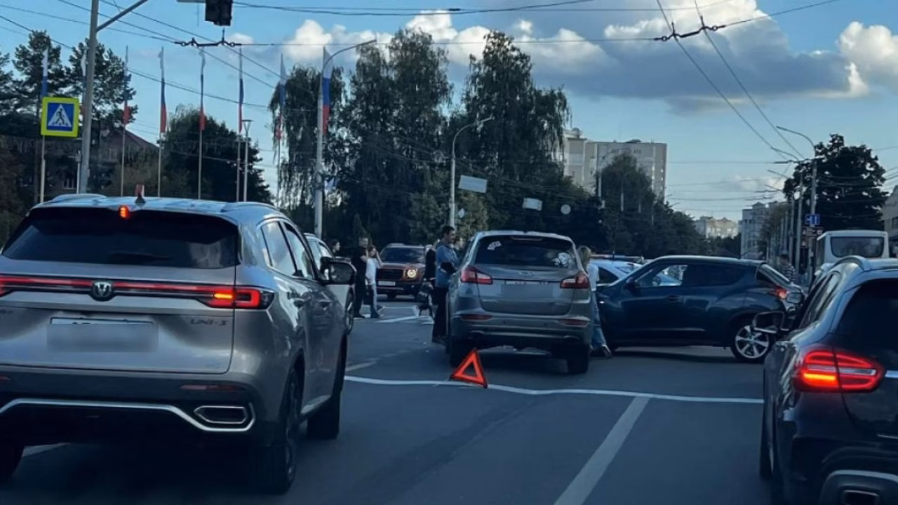 Китайские автомобили столкнулись на Кургане Бессмертия в Брянске