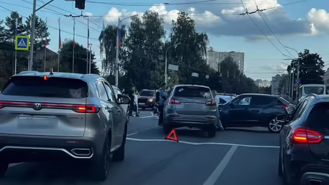 Китайские автомобили столкнулись на Кургане Бессмертия в Брянске