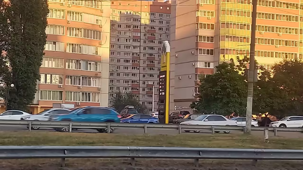 Воронежские водители выстроились в очереди на заправках перед осенью