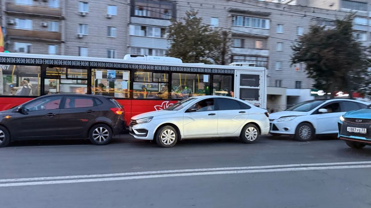 Во Владимире на проспекте Ленина столкнулись три автомобиля