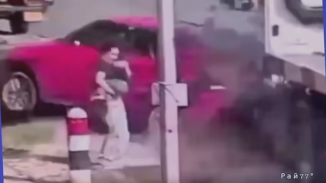 Грузовик врезался в легковушку в Китае