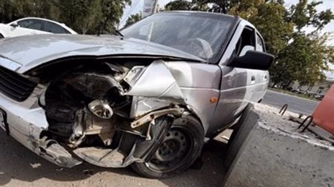 В Самаре юноша за рулем Lada Priora врезался в бетонный блок