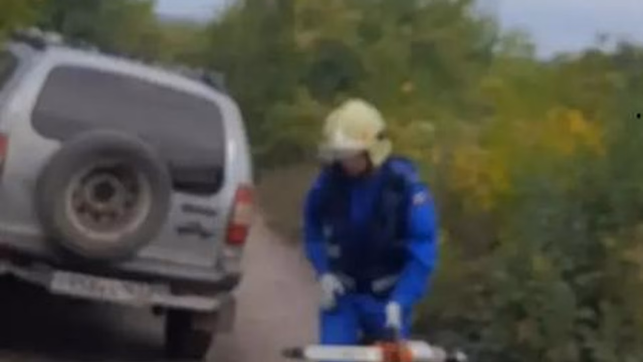 В Новосемейкино мужчину придавило покатившимся под уклон автомобилем