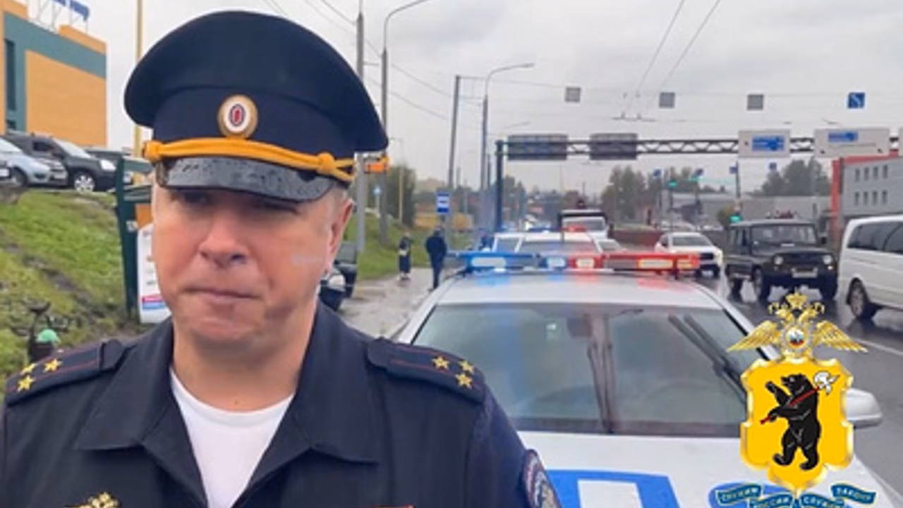 В Ярославле автомобиль наехал на группу людей