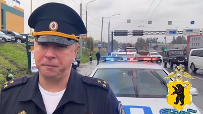 В Ярославле автомобиль наехал на группу людей