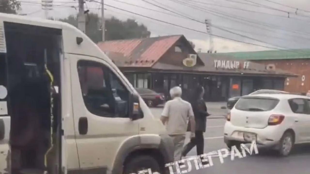 На проспекте Ленина столкнулись автомобиль и два автолайна