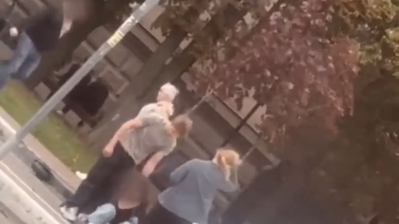 Около Автовокзала автомобиль сбил девушку на самокате