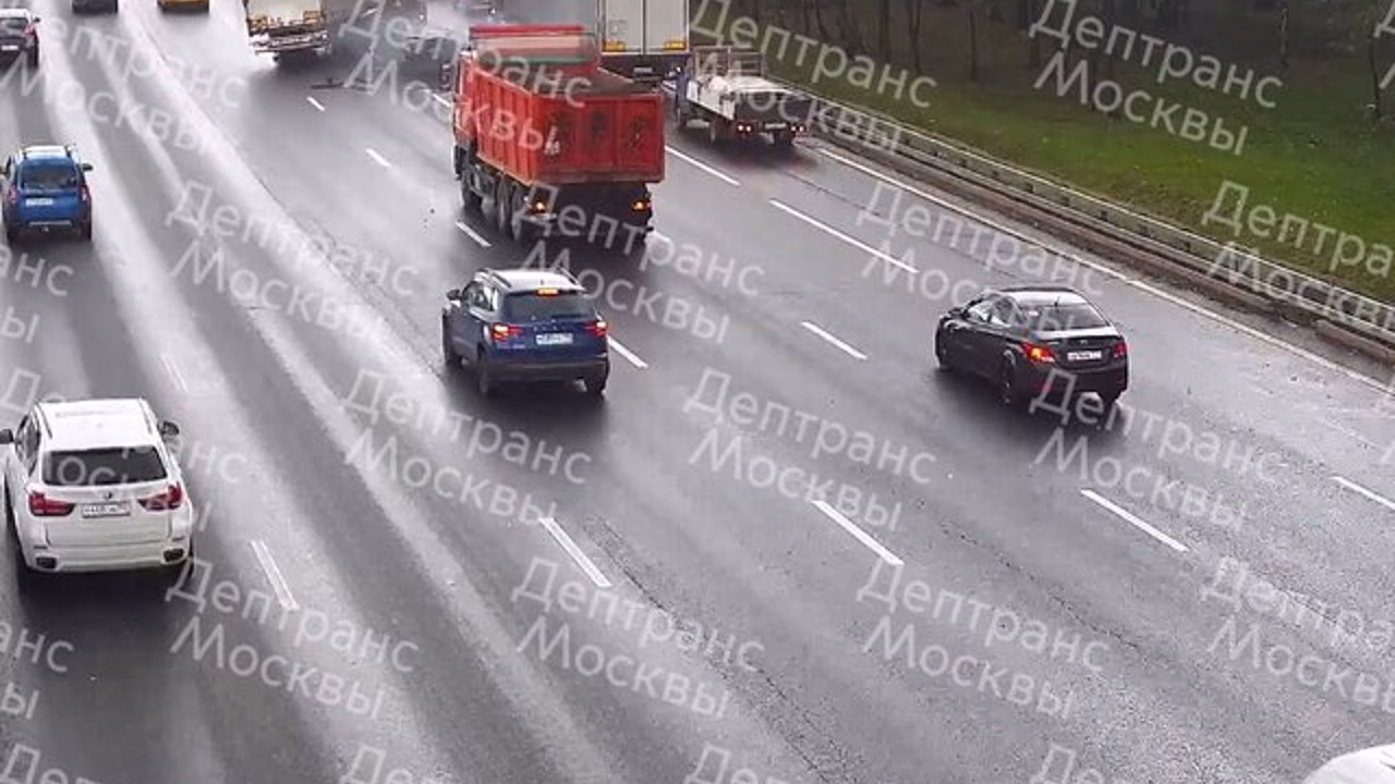 Легковой автомобиль и два грузовика столкнулись на МКАД