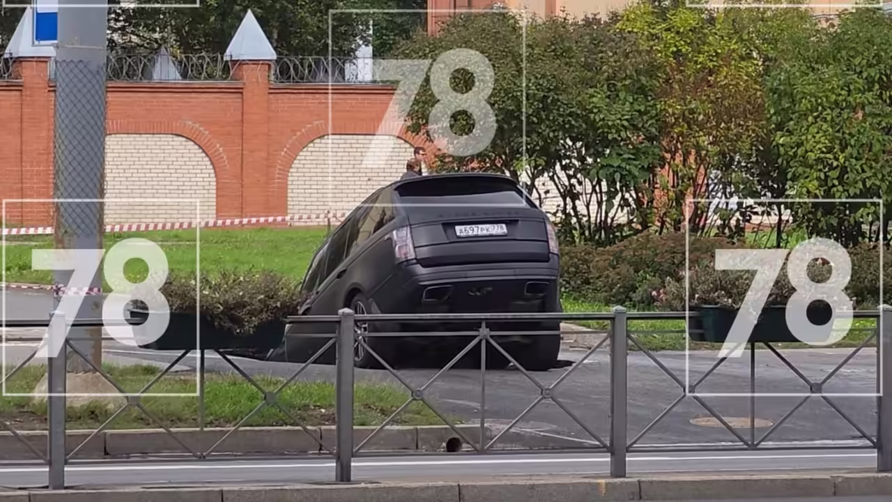 В Петербурге Range Rover с человеком провалился под асфальт