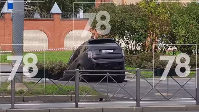 В Петербурге Range Rover с человеком провалился под асфальт