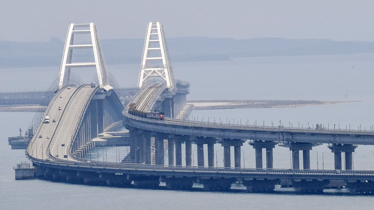 Проезд по Крымскому мосту временно остановили