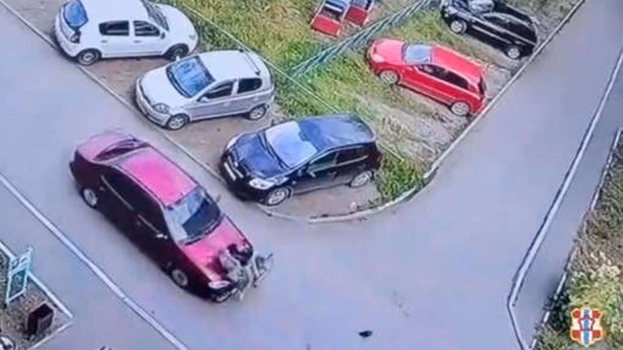 В Омске дети пострадали из-за врезавшегося в велосипед автомобиля