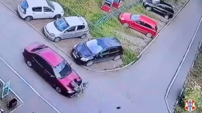 В Омске дети пострадали из-за врезавшегося в велосипед автомобиля