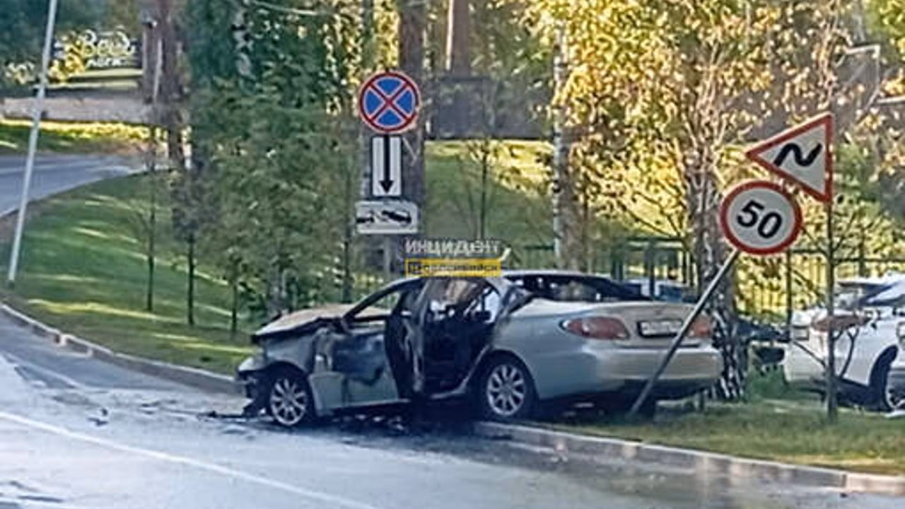 В Новосибирске автомобиль вспыхнул после ДТП и попал на видео