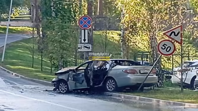 В Новосибирске автомобиль вспыхнул после ДТП и попал на видео