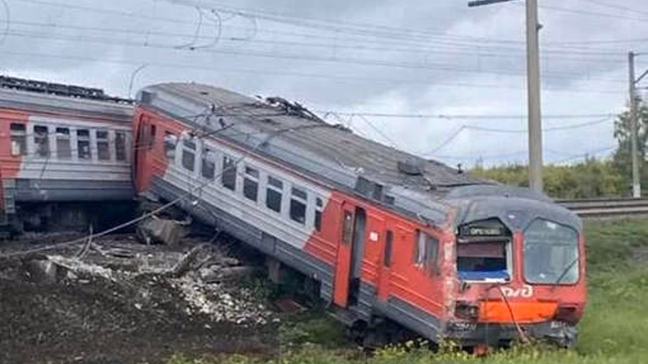Во Владимирской области электричка сошла с рельсов после ДТП с грузовиком