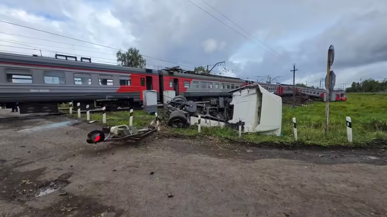 В Киржачском районе сошел с рельс поезд, водитель фуры погиб