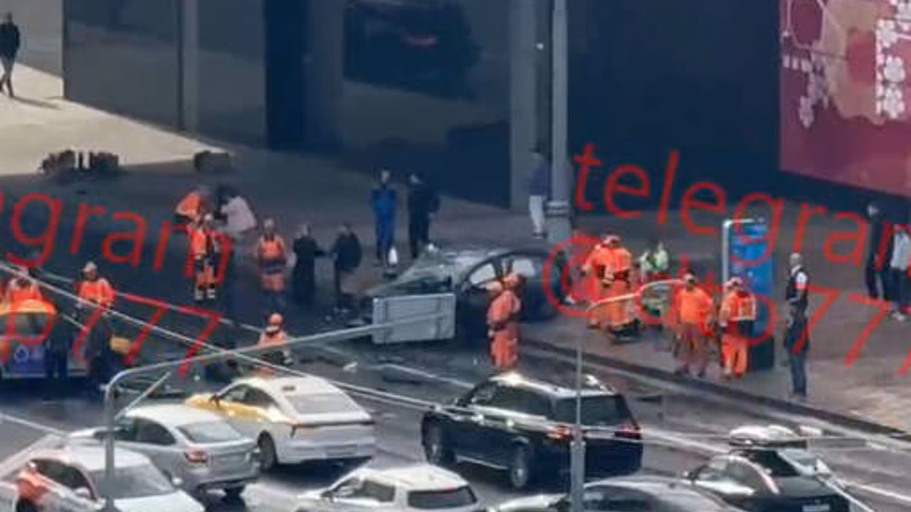 В Москве на видео попали последствия лобового ДТП с такси, водителя зажало в салоне