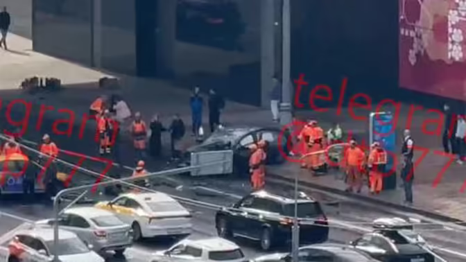 В Москве на видео попали последствия лобового ДТП с такси, водителя зажало в салоне