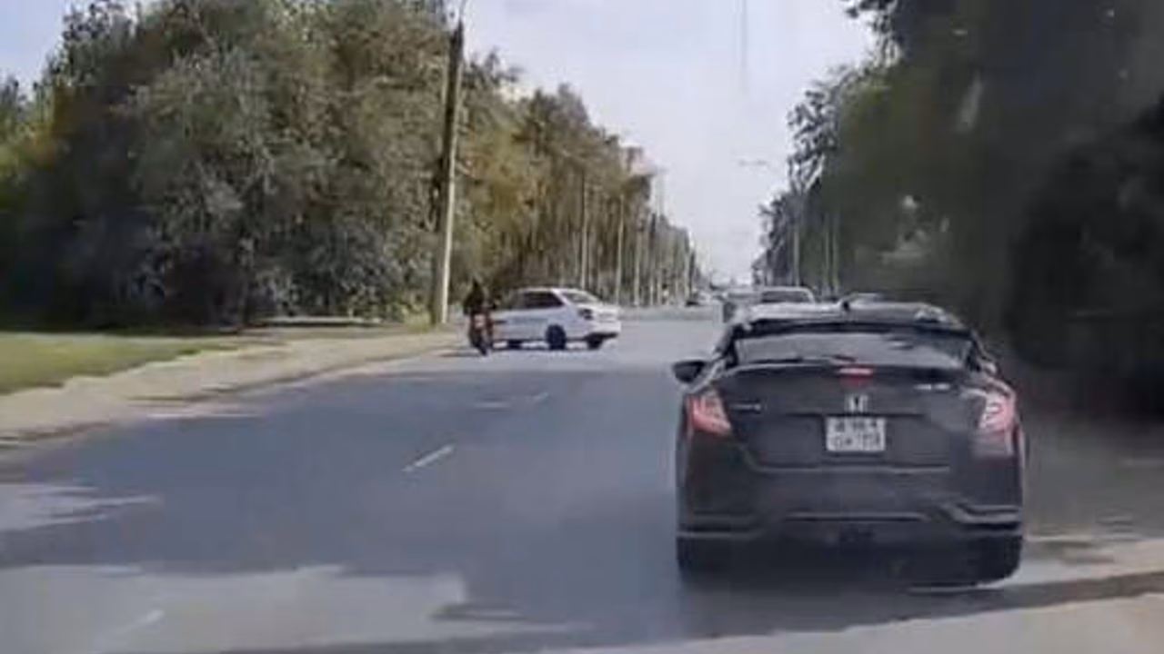 Кульбит мотоциклиста через крышу авто в Омске попал на видео