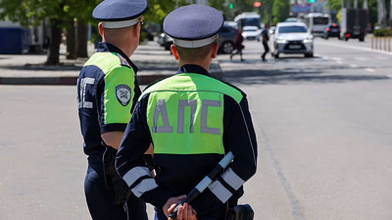 С 8 сентября водители смогут предъявлять инспектору ГАИ права в "Максе"