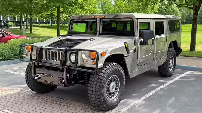 В РФ выставили на продажу Hummer H1 2005 года за 29,9 млн рублей