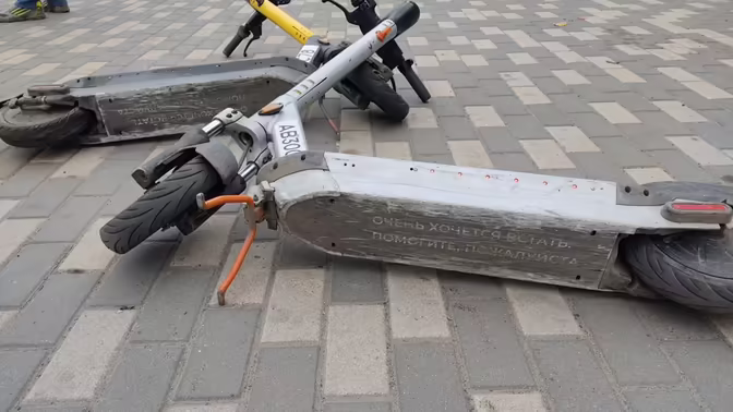В Липецке автомобиль сбил двух детей на электросамокате