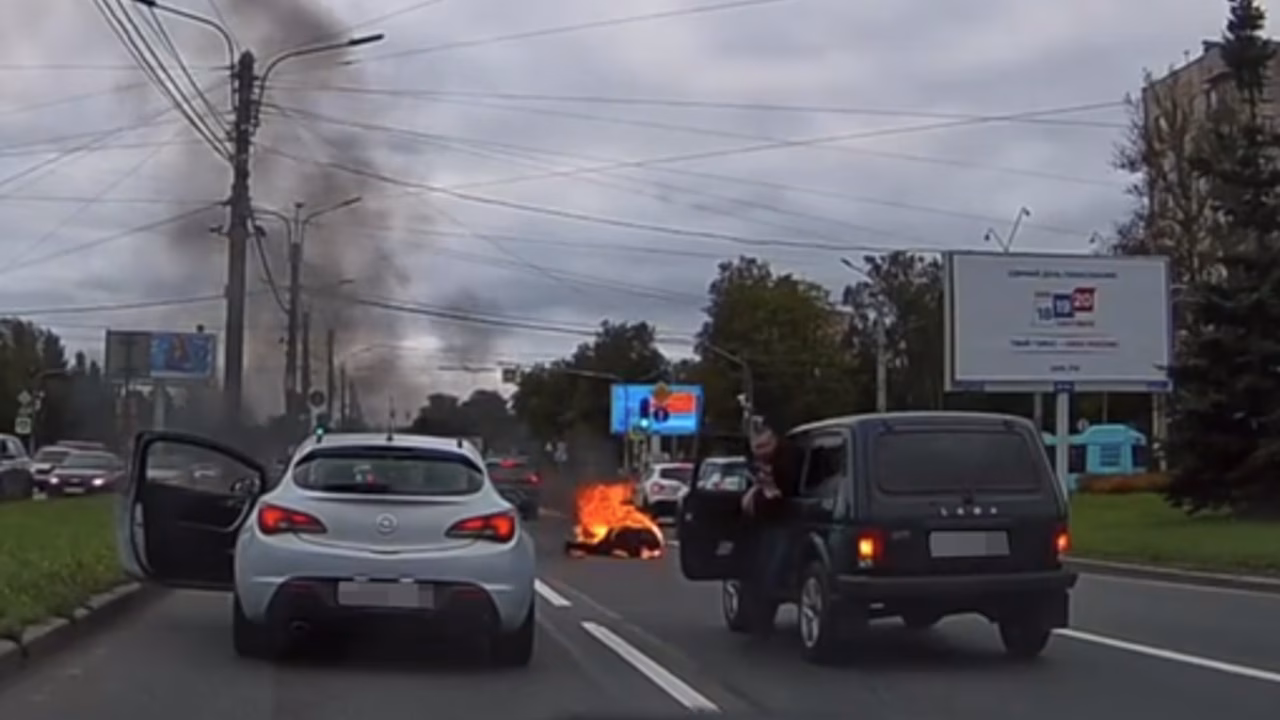 Мотоциклист пострадал в ДТП с двумя автомобилями в Петербурге