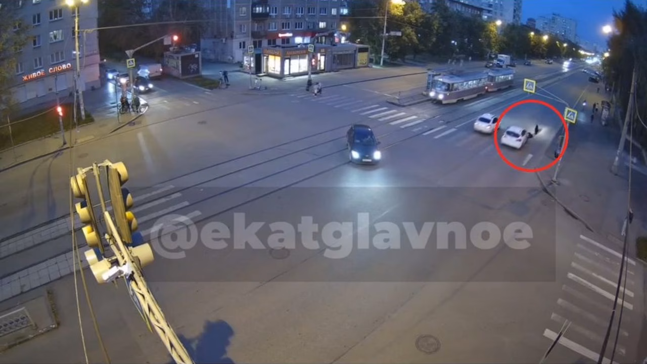 В Екатеринбурге автомобиль сбил 15-летнюю школьницу