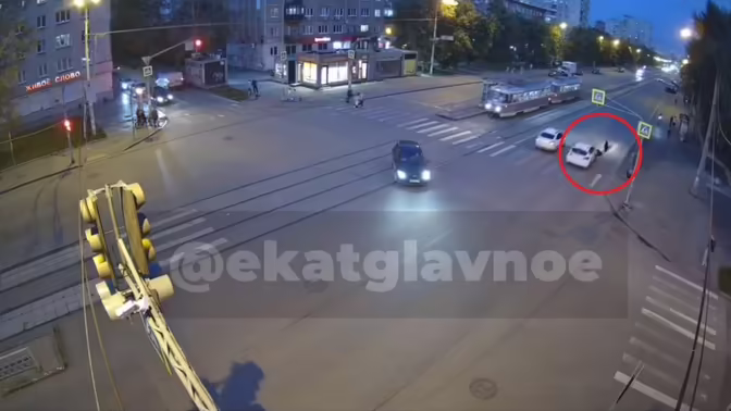 В Екатеринбурге автомобиль сбил 15-летнюю школьницу