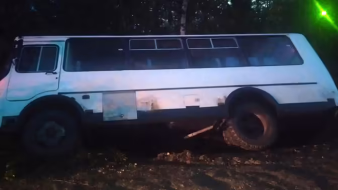 В Коми автобус с пассажирами съехал в кювет