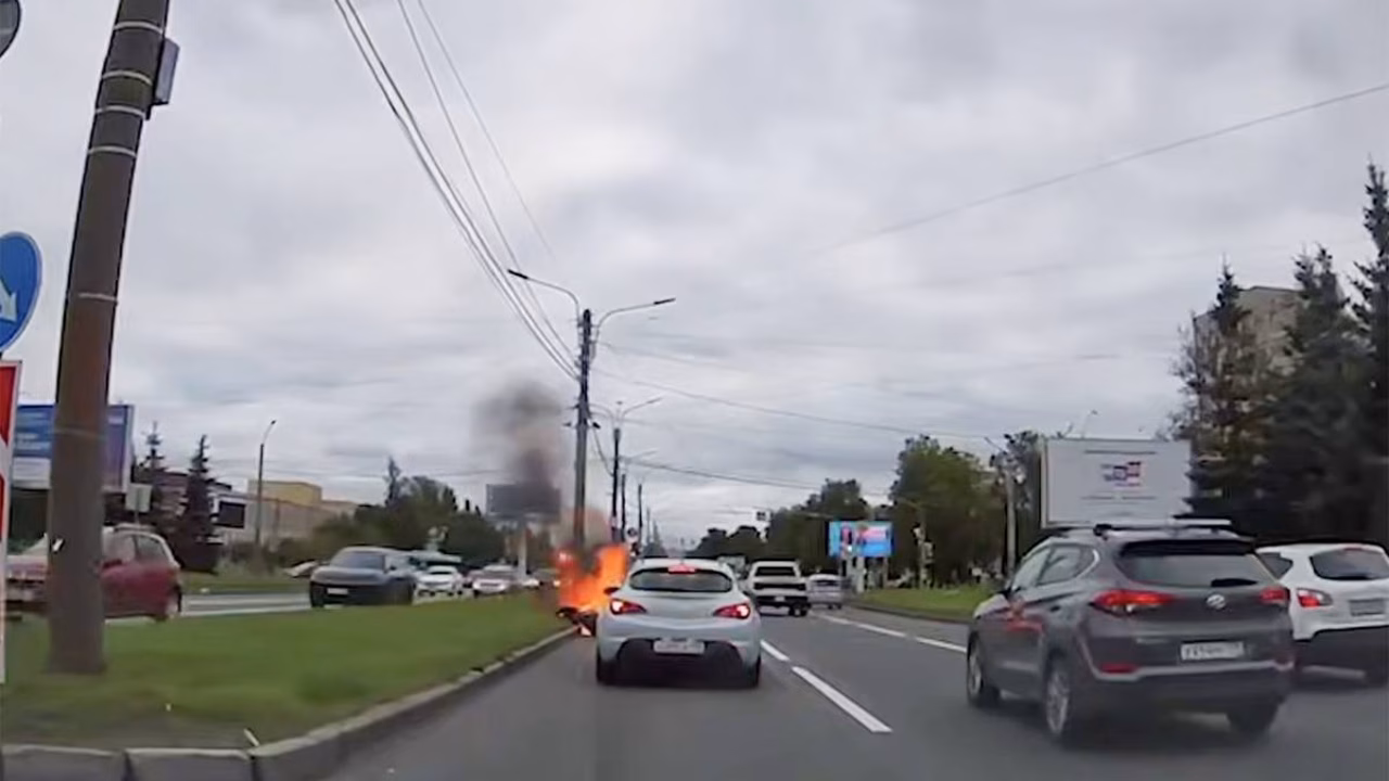 Мотоциклист загорелся после падения на отбойник в ДТП в Петербурге