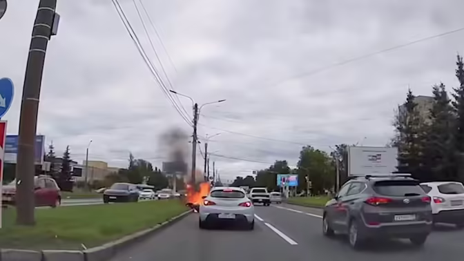 Мотоциклист загорелся после падения на отбойник в ДТП в Петербурге