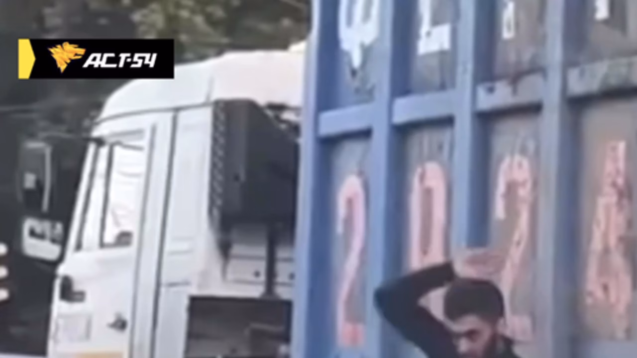 В Новосибирске на видео попал водитель с нарушением координации