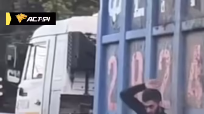 В Новосибирске на видео попал водитель с нарушением координации