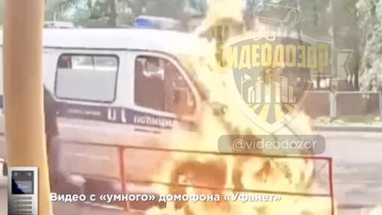 В Башкирии на видео попало, как мужчина поджег полицейский автомобиль