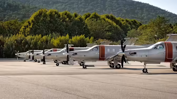 Подросток на Mustang протаранил забор аэропорта и врезался в самолёт