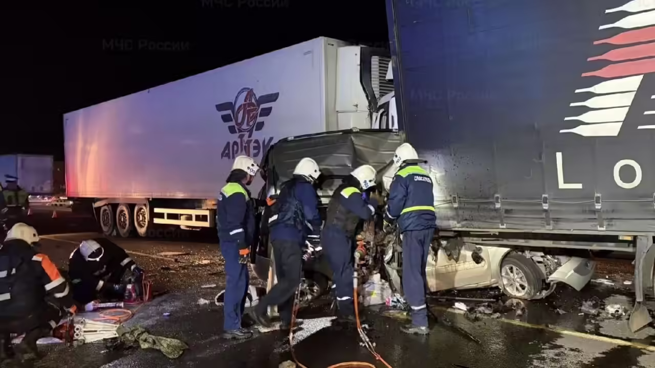 Во Владимире люди пострадали в затертой двумя фурами легковушке