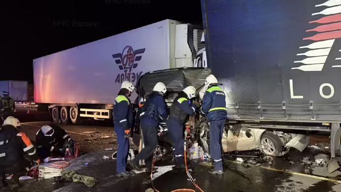 Во Владимире люди пострадали в легковушке после ДТП с двумя фурами