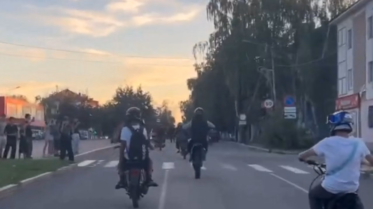 В Башкирии толпа подростков устроила экстремальный заезд по городу