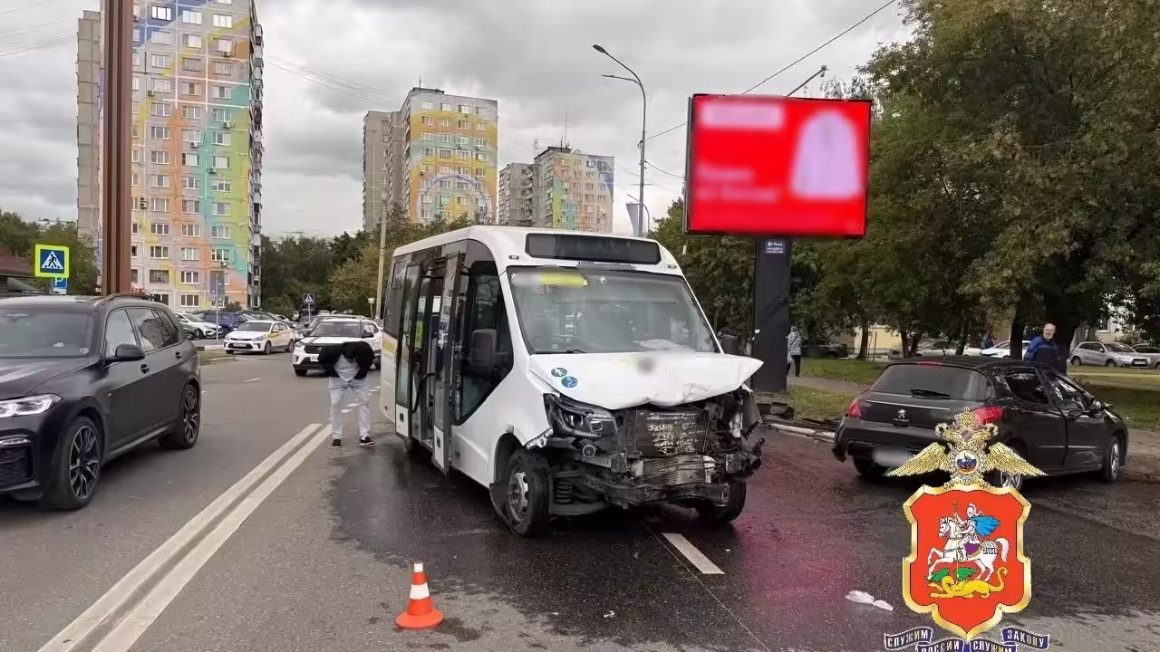 В Раменском пожилой водитель столкнулся с микроавтобусом