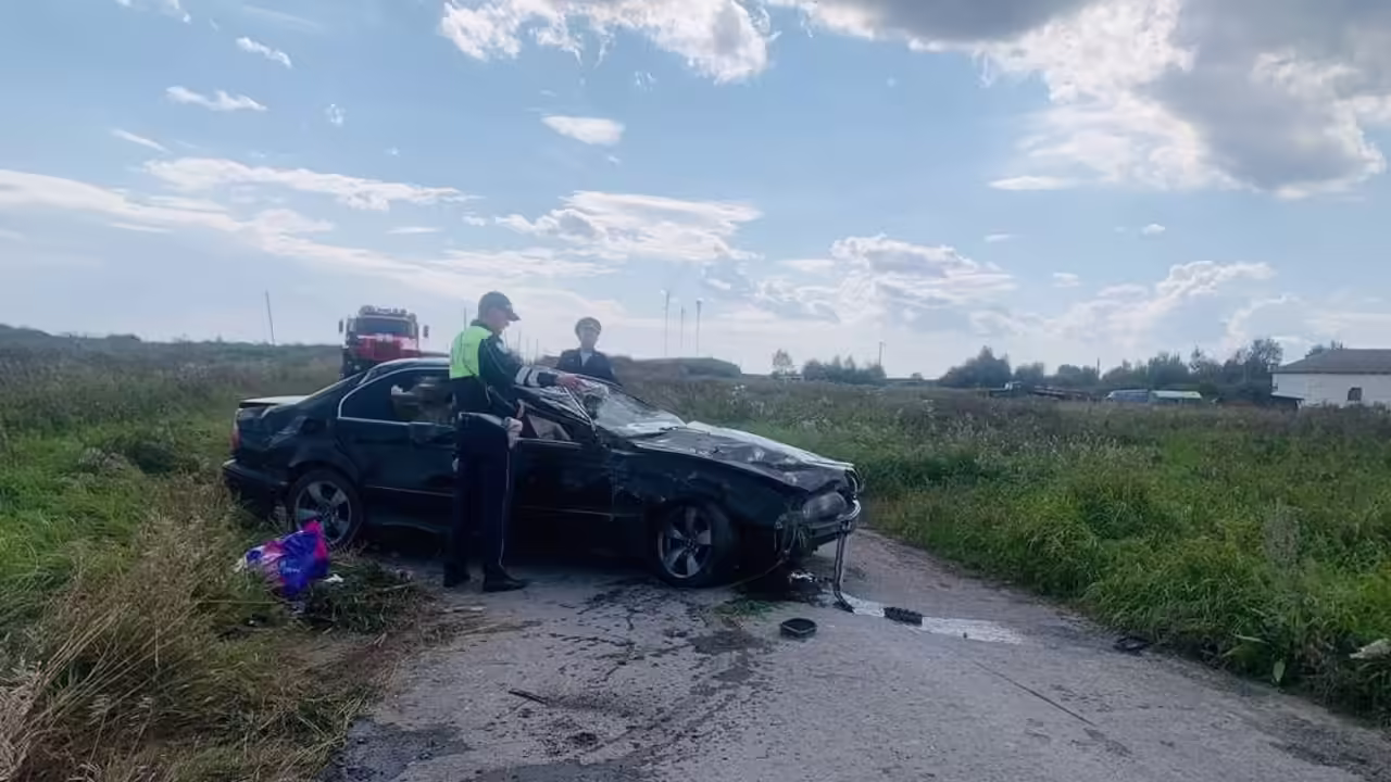 На аэродроме в Свердловской области водитель BMW погиб в ДТП