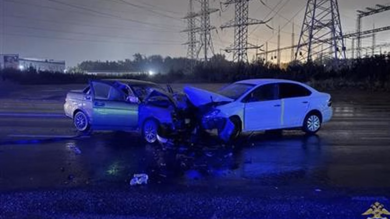 В Самаре лоб в лоб столкнулись "Приора" и Volkswagen, пострадали три человека